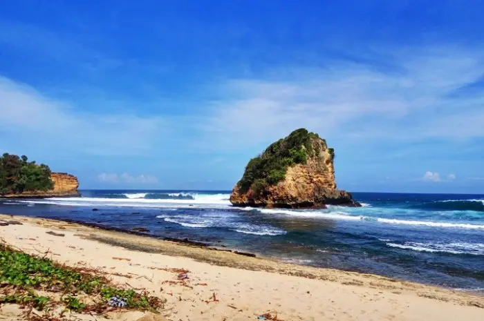 Menikmati Keindahan Pantai Ngudel di Malang