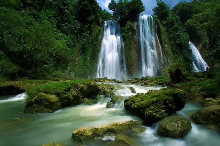Curug Cikaso Sukabumi, Pesona Tiga Air Terjun Indah dengan Kejernihan Air yang Memukau