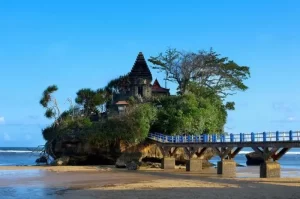 Pantai Balekambang Malang, Nikmati Wisata Bahari dengan Pemandangan Pulau Karang yang Memesona